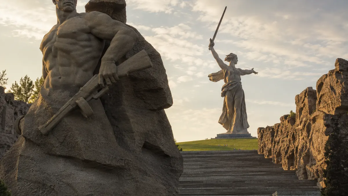 Родина-мать и памятник «Стоять насмерть» на Мамаевом кургане