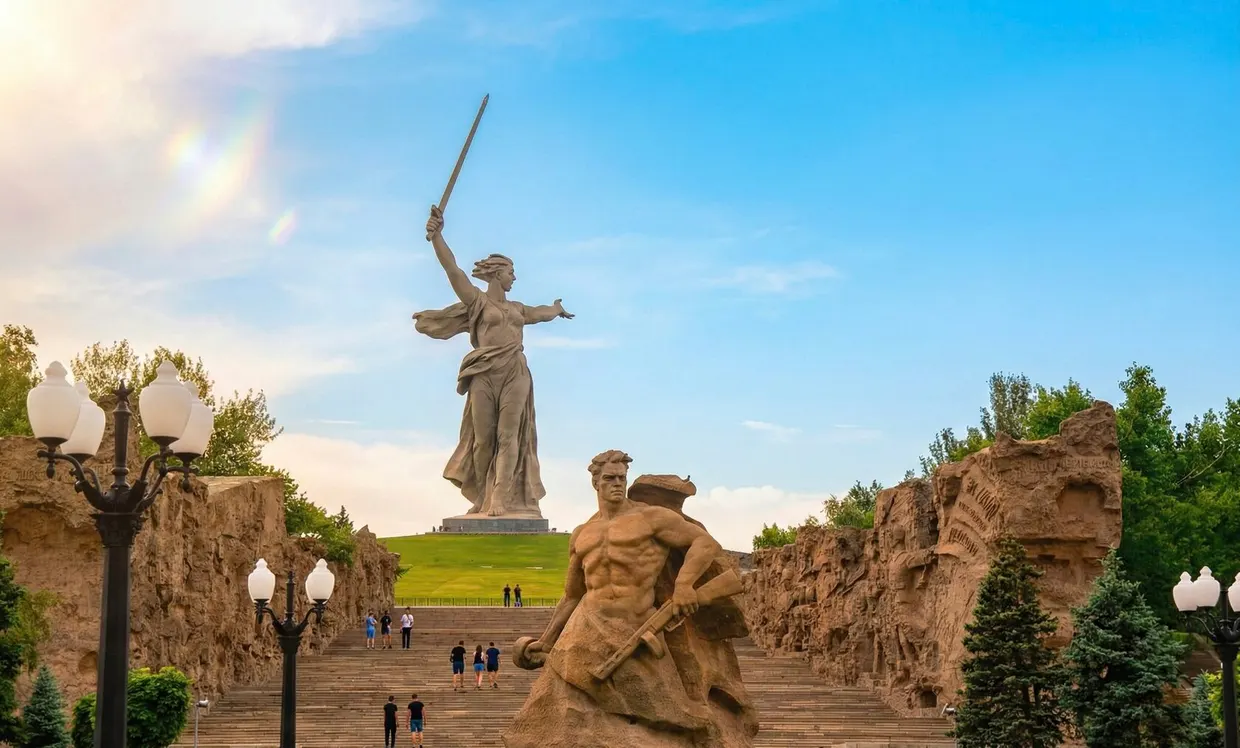 Мамаев курган: «Родина-мать зовёт!» и скульптура «Стоять насмерть»