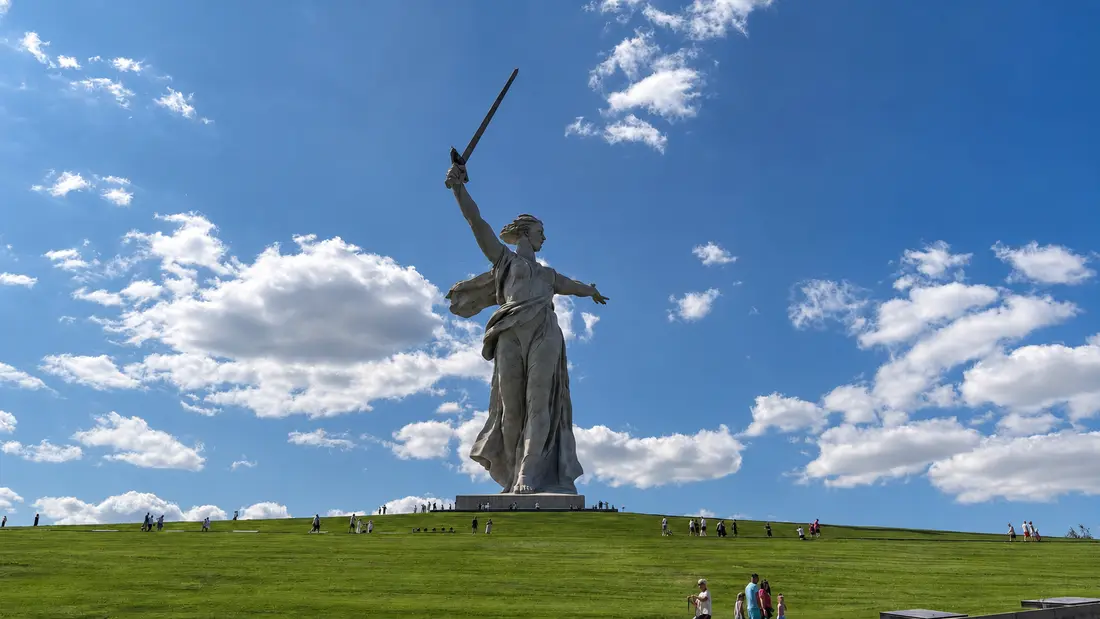 Монумент «Родина-мать зовёт!» на вершине Мамаева кургана