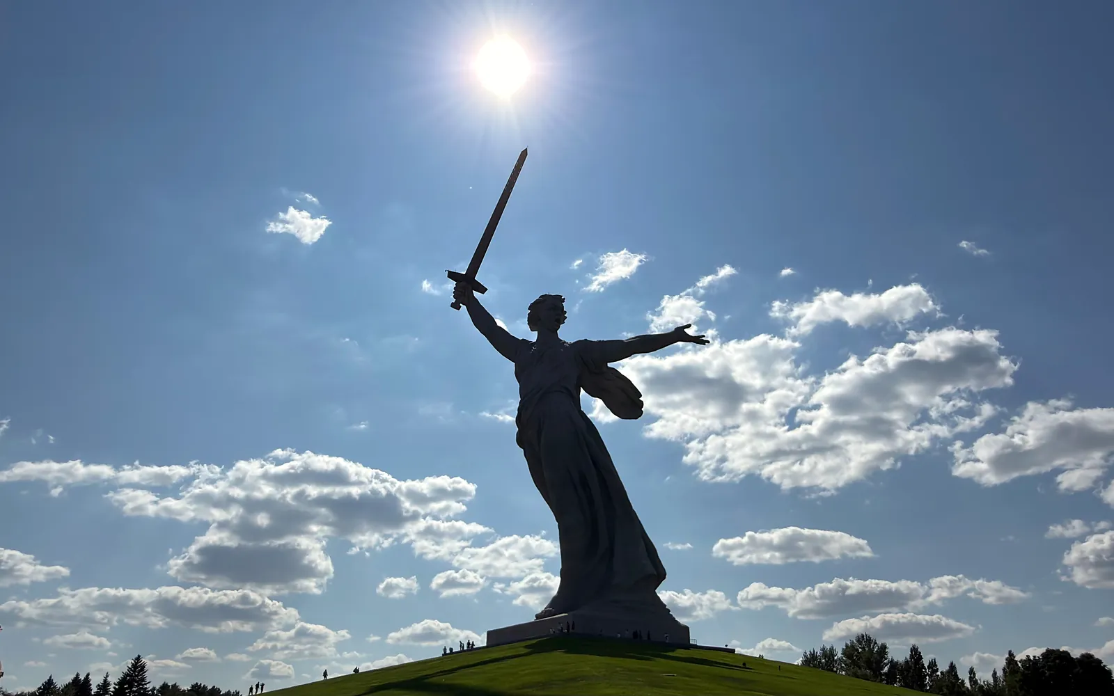 Монумент «Родина-мать зовёт!» в лучах солнца