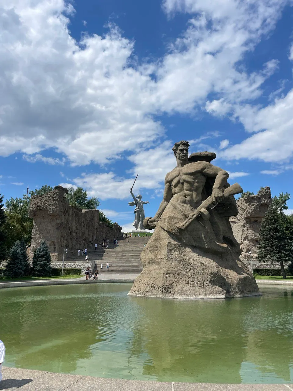 Скульптура «Стоять насмерть» и площадь Скорби