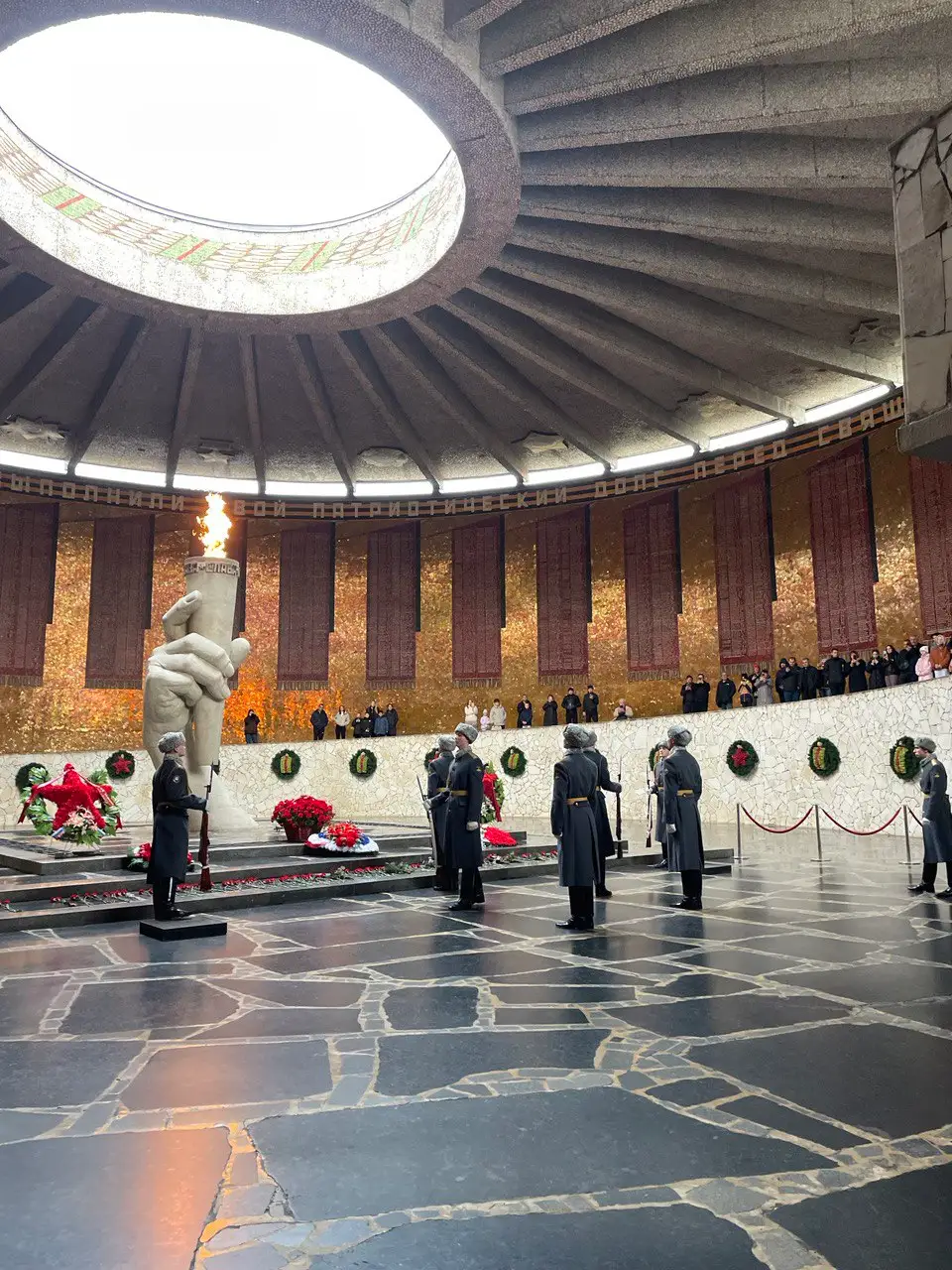 Зал воинской славы, вечный огонь и почётный караул