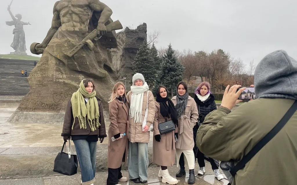 Школьная группа на экскурсии на Мамаевом кургане