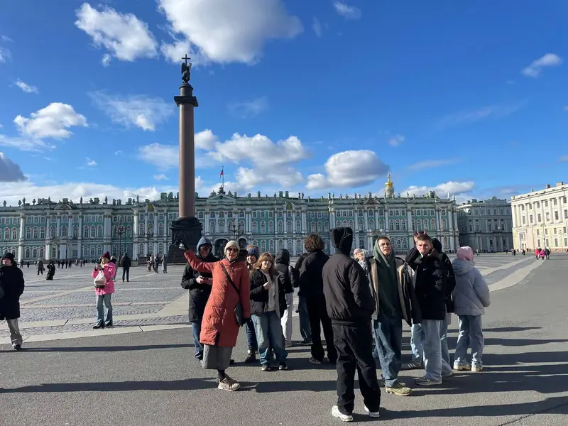 Группа с гидом на Дворцовой площади